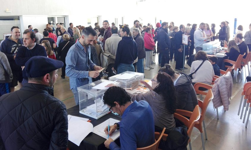 Afluència de votants, a mig matí, al col·legi electoral del Joan Ardèvol