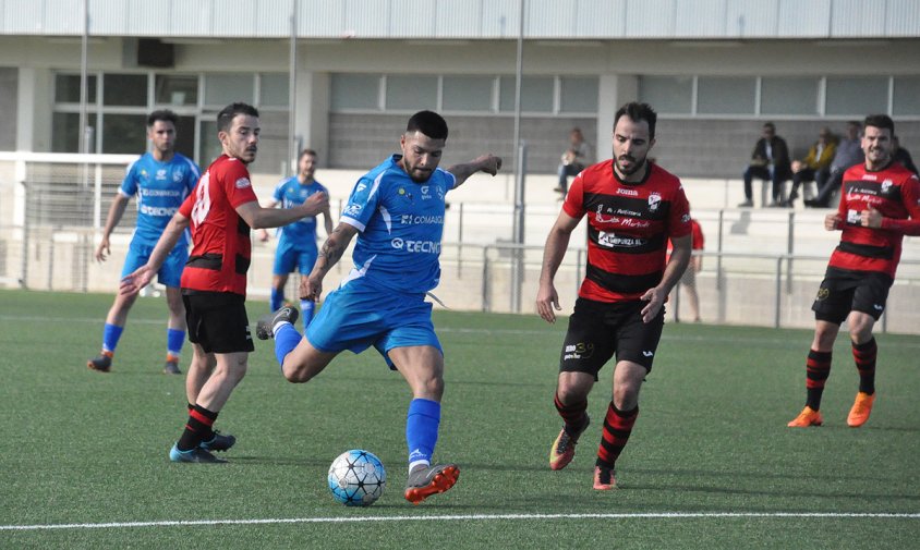 Un moment del partit entre el Cambrils Unió i l'Almacelles, disputat el passat dissabte