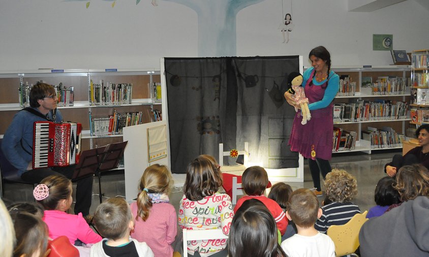 Imatge d'un espectacle de teatre a la planta baixa de la Biblioteca, el passat mes de desembre