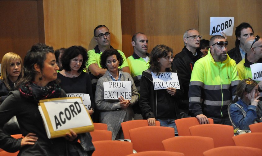Un moment de la protesta dels treballadors municipals a la sala de plens, el passat dimarts al matí