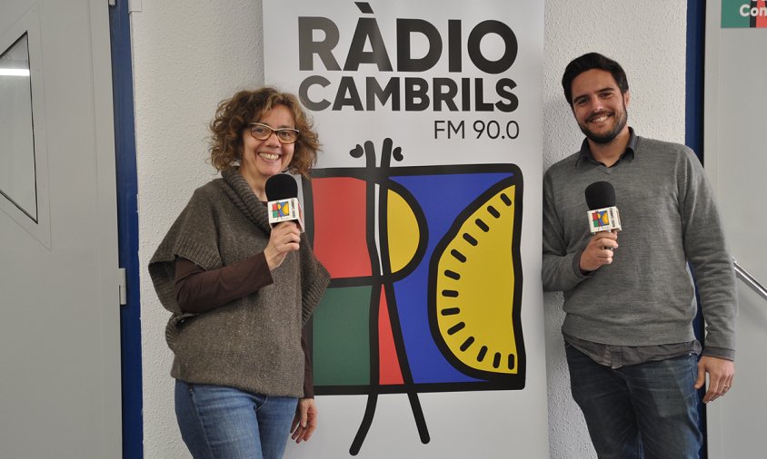 Marga Mallol i Adrià Muñoz, a la seu de Ràdio Cambrils