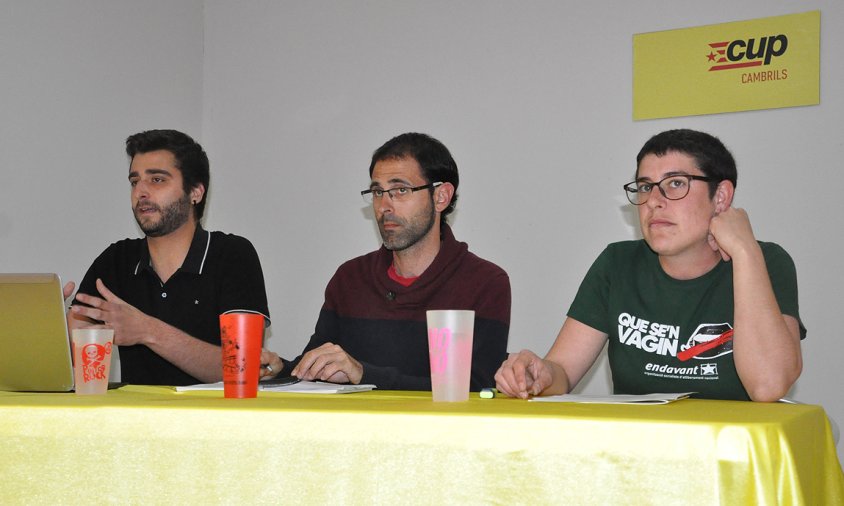 Txus Escrivà, Xavier Milian i Sara Estalella, ahir, a la xerrada sobre el cas de la Cooperativa Agrícola