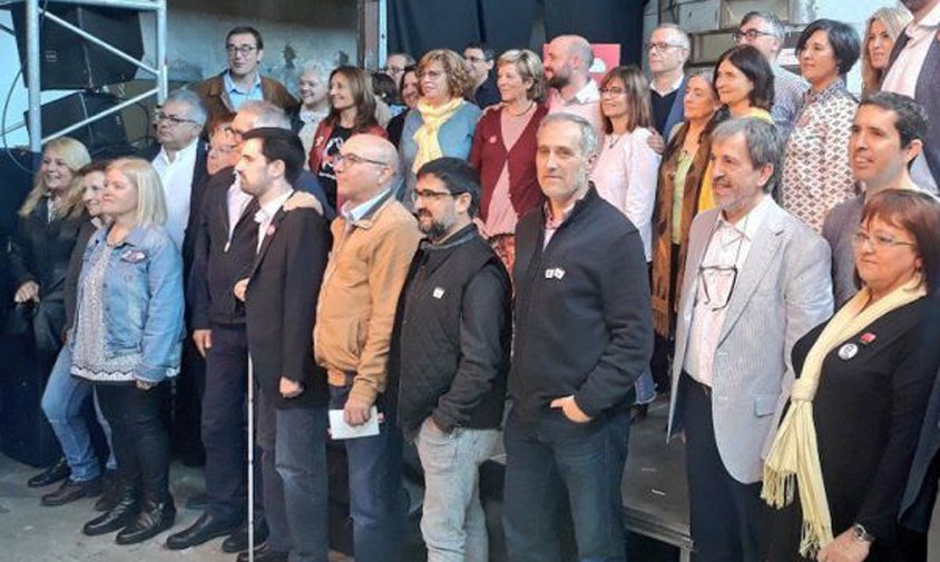 Foto de grup dels candidats de Primàries Catalunya amb la candidata cambrilenca, Teresa Recasens a primera fila, a l'esquerra de la imatge