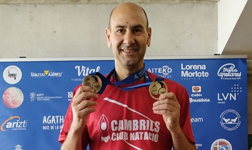 Joan Carles Adell amb les dues medalles d'or aconseguides al campionat