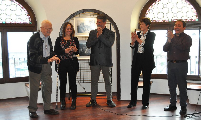 Un moment de l'acte d'inauguració. A l'esquerra, un dels avis protagonistes de la mostra, Isabel Fornos, Lluís Abella, Lucia Perera i Gerard Martí