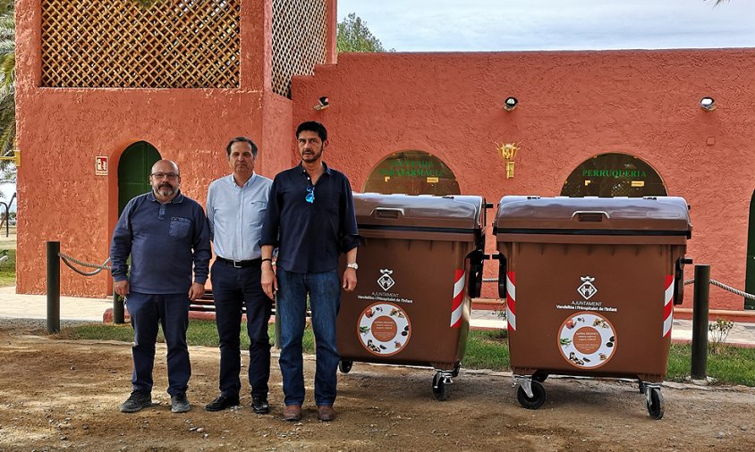 Imatge del lliurament dels contenidors al càmping El Templo del Sol de l'Hospitalet de l'Infant