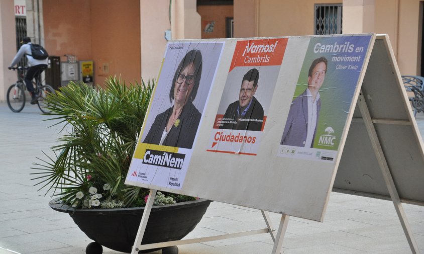 Cartells electorals a la plaça de la Vila, aquest matí