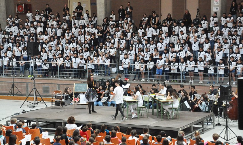 Un moment de la cantata que van oferir els alumnes, ahir al matí, al Palau Municipal d'Esports