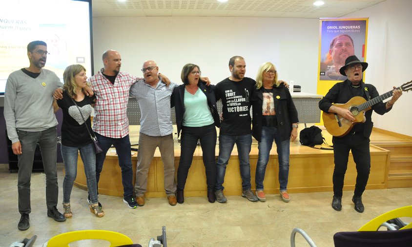 Instant final de la presentació del llibre, amb Pep Picas i part de la candidatura cambrilenca d'ERC cantant l'Estaca