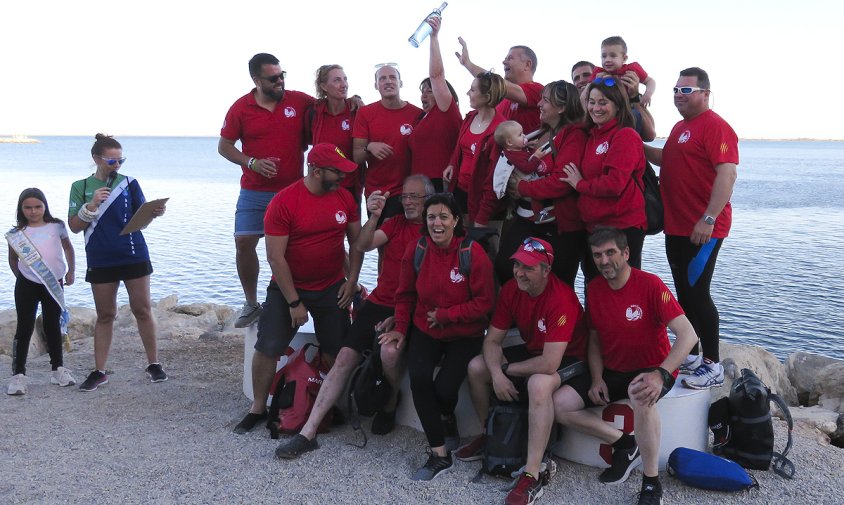 Foto de grup d'alguns dels membres de Rem Cambrils, a l'Ampolla