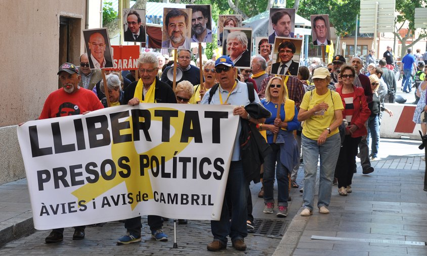 Els Avis i Àvies en un moment del recorregut habitual, a l'entrada del carrer de l'Hospital