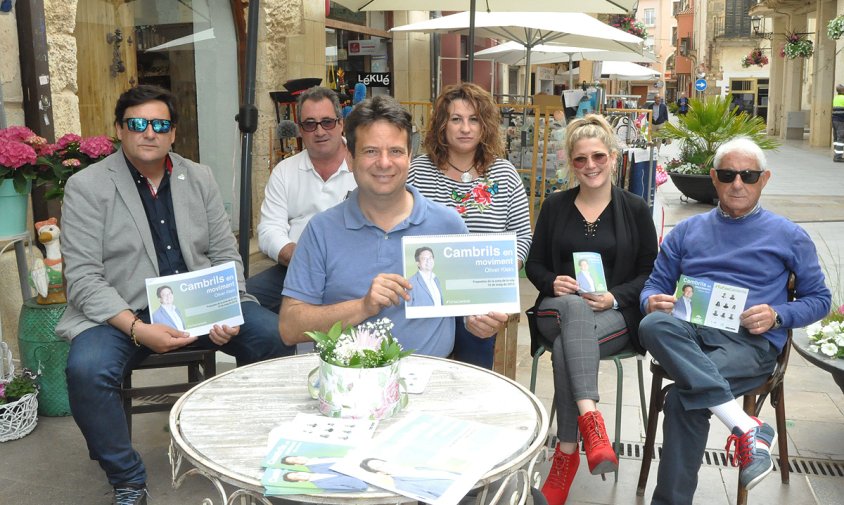 L'alcaldable de l'NMC, Oliver Klein, acompanyat –d'esquerra a dreta– per Antonio Martínez, Aureli Sirvent, Rosa Carrasco, Natalia Pleguezuelos i Vicens Cuevas, ahir a la platça de la Vila