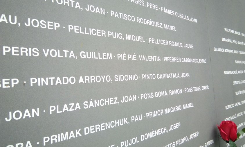 Placa del monument 'Dignitat' que hi ha a la fossa comuna del cementiri de Tarragona en record de 771 afusellats pel franquisme majoritàriament al Turó de l'Oliva i on figura el nom de Sidonio Pintado