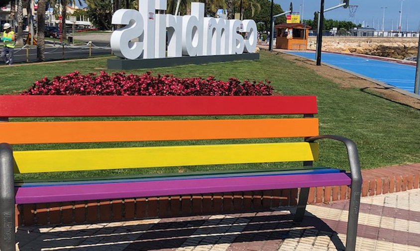 Imatge d'un dels bancs que en van pintar amb els colors de la bandera LGTBI