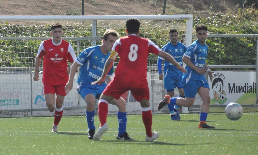 Un moment del partit entre el Cambrils Unió i el Vista Alegre, disputat el passat dissabte