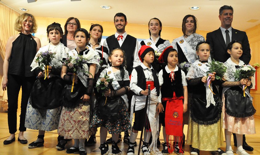 Foto de grup de les pubilles i hereus que es van presentar a l'elecció, ahir, juntament amb l'alcaldessa Camí Mendoza, el regidor de Cultura i Festes i la pregonera Nuri Mariné