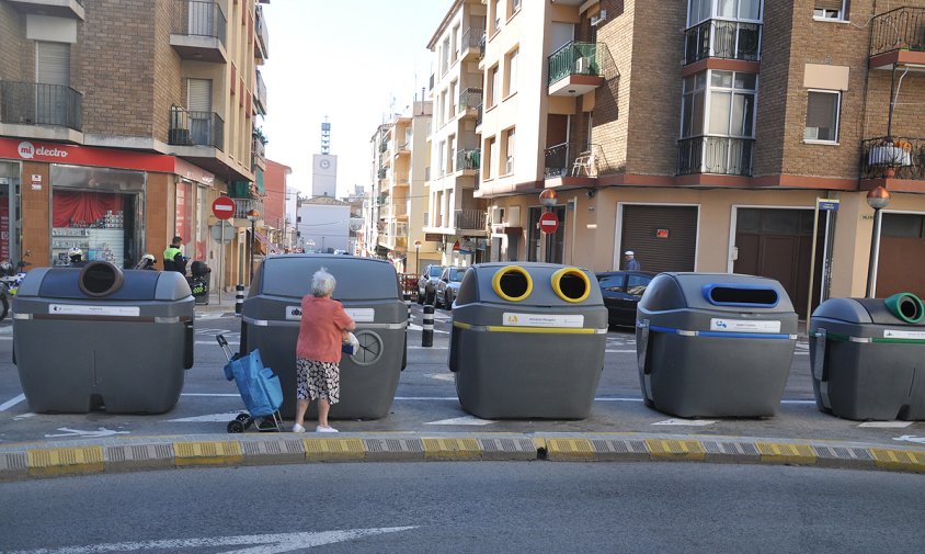 Imatge d'arxiu d'una bateria de contenidors aeris situats a la part final del passeig de Lluís Companys, al Barri de l'Eixample Platja