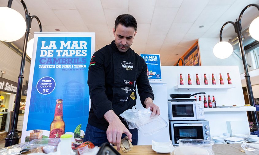 Un moment de l'elaboració de les tapes al Mercat Municipal de la Vila, ahir