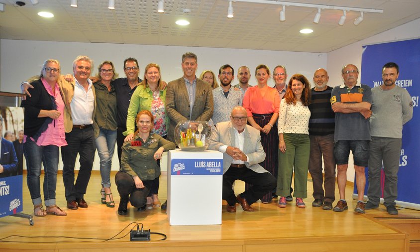 Foto de grup de la candidatura de Junts per Cambrils, ahir al vespre, en la presentació del seu programa electoral