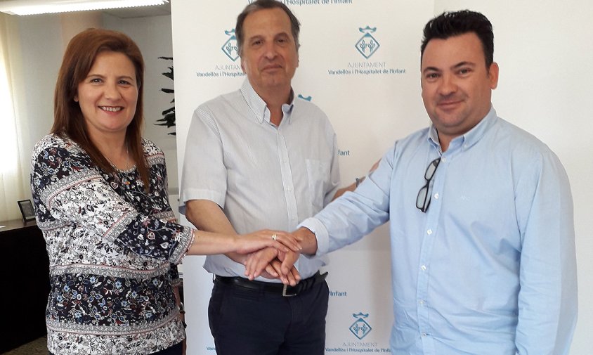 Signatura del conveni de col·laboració amb la regidora de Turisme, Elidia López; l'alcalde, Alfons Garcia; i el representant de l'Estació Nàutica Costa Daurada, Rodolf Guasch.
