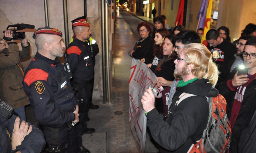 Els Mossos d'Esquadra van barrar el pas dels manifestants al carrer dels Immolats del Setge