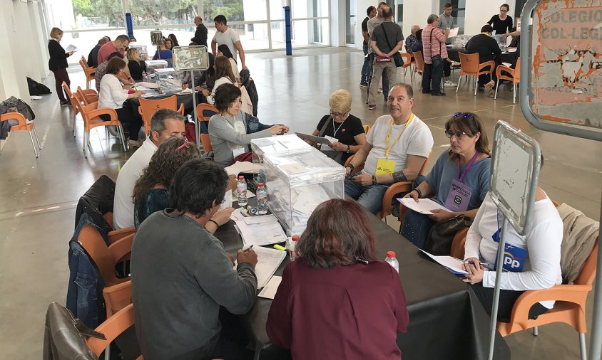 Moment d'iniciar el recompte de vots a l'escola Joan Ardèvol, ahir al vespre