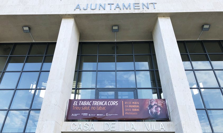 Cartell contra el tabaquisme que s'ha penjat a l'edifici de l'Ajuntament