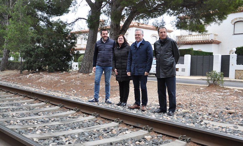 Fran Morancho, alcalde de Mont-roig del Camp; Camí Mendoza, alcaldessa de Cambrils; Pere Granados, alcalde de Salou i Alfons García, alcalde de Vandellòs i l'Hospitalet de l'Infant, ahir a Miami Platja, al costat de la via fèrria