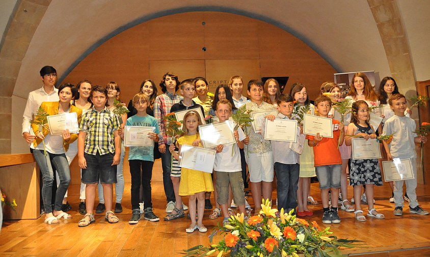 Foto de grup de tots els alumnes premiats al certamen literari