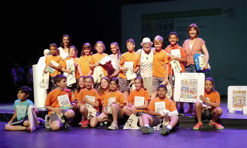 Foto de grup dels alumnes de l'escola La Bòbila premiats al concurs de contes