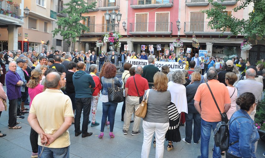 La concentració es va fer, ahir al vespre, a la plaça de la Vila