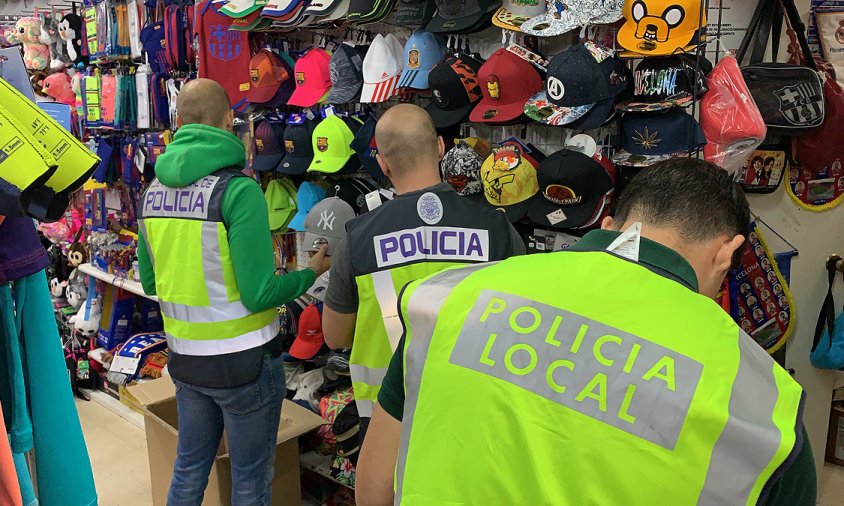 Imatge de les inspeccions realitzades per la Policia Local de Cambrils, la Policia Nacional i Inspecció de Treball