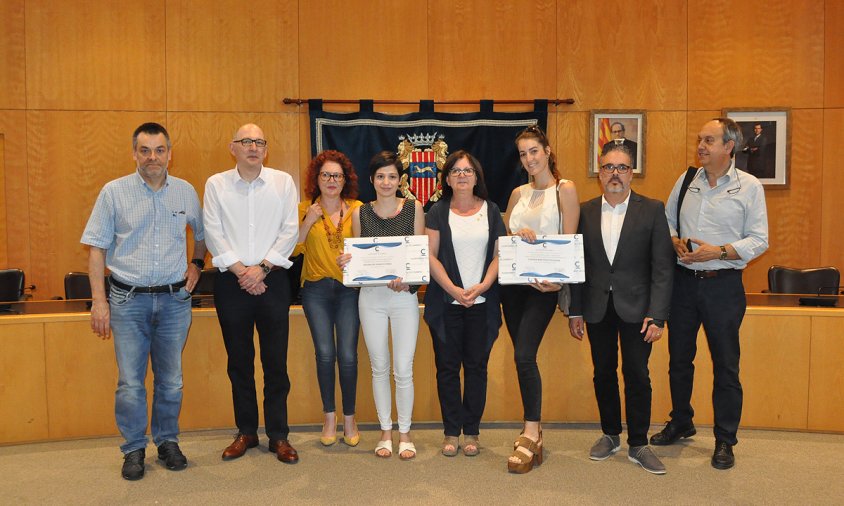 Les dues alumnes premiades amb l'alcaldessa, familiars i professorat