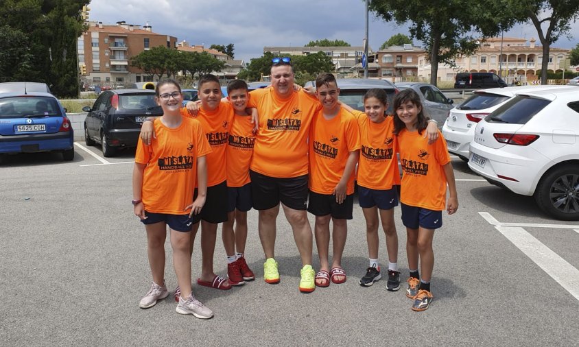 Foto de l'equip aleví del CH Cambrils amb l'entrenador Fernando Rodríguez