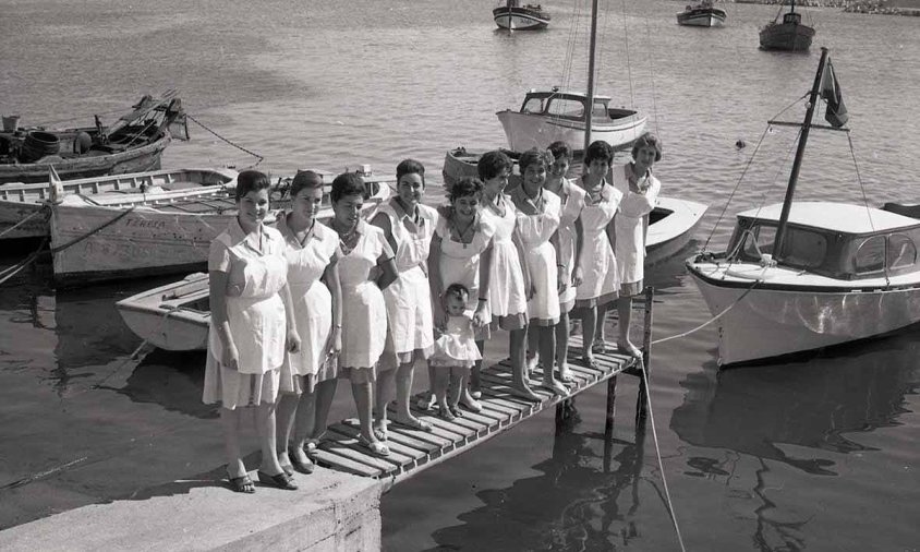 Imatge d'un grup de cambreres del restaurant Casa Gatell, a principis dels anys 60 (AMCAM. Fons Ortoneda Vernet. Ca. 1960.Núm. ref. 9354-3-BB-016.)