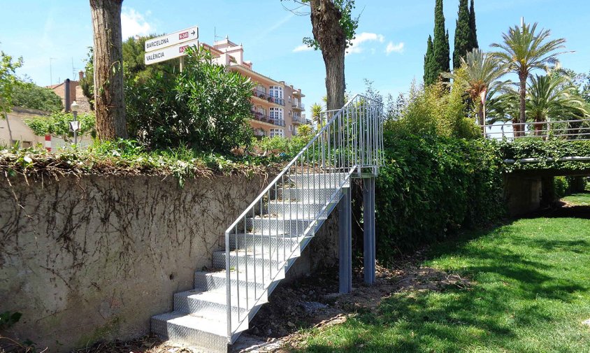 Imatge d'una de les escales instal·lades per baixar a la riera d'Alforja