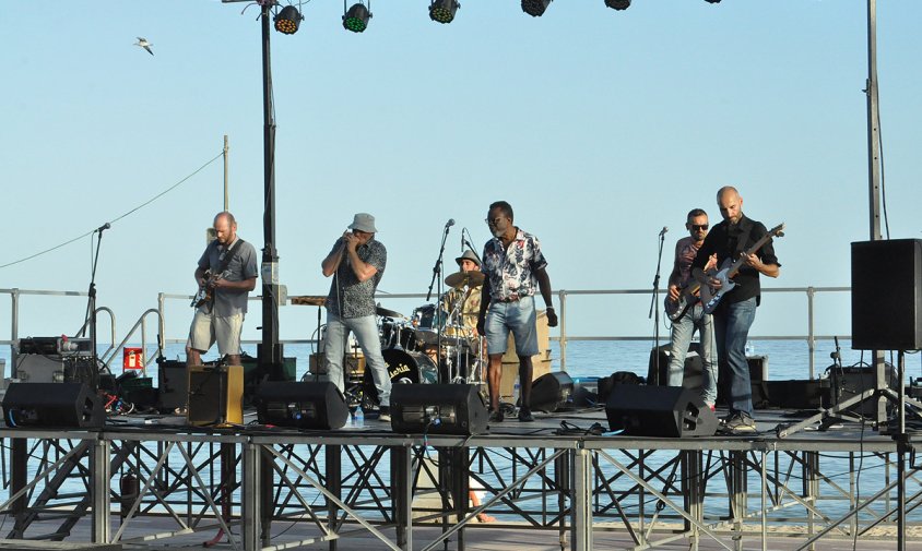 Un moment del concert de grup Blueseria, ahir al vespre, al passeig de les Palmeres