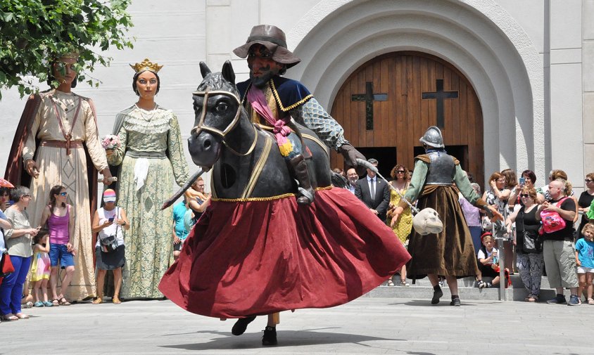 Imatge de la ballada dels elements del seguici festiu, la diada de Sant Pere de l'any passat