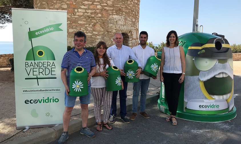 Presentació de la campanya d'Ecovidrio. D'esquerra a dreta: Xavi Alcaide, president de l'Associació d'Hostaleria de Miami Platja; Cristina Llorens, regidora de Residus i Neteja viària, transició energètica i ecològica de l'Ajuntament de Mont-roig del Camp