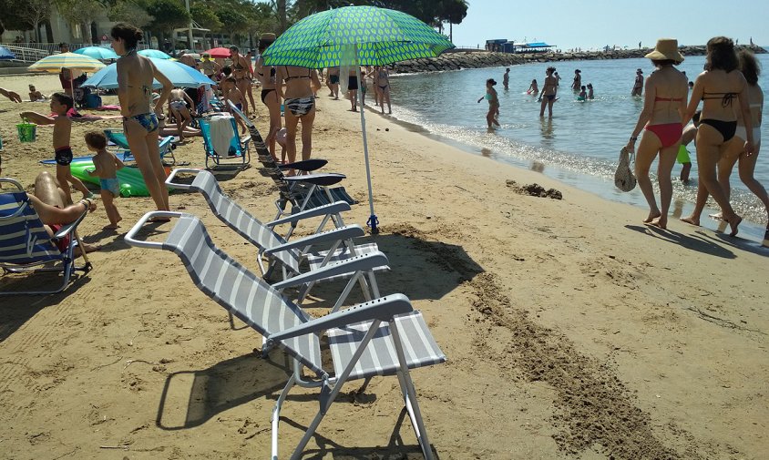 Imatge en la què es pot veure com s'ha ocupat la primera línia de la platja, malgrat que els seus propietaris encara no han arribat