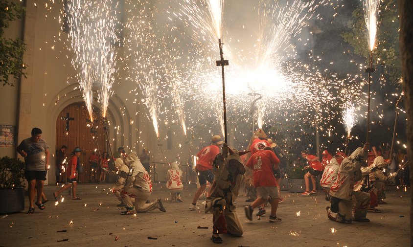 Imatge d'un moment del Cagafocs, a la plaça de l'església de Sant Pere