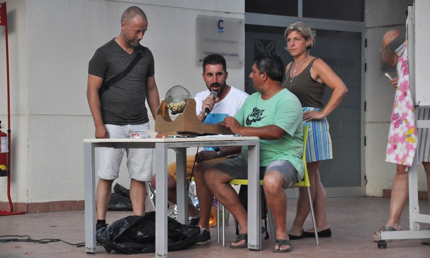 Sessió de bingo en el marc de les festes de Nou Cambrils, divendres al vespre