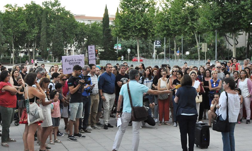 Imatge de la concentració d'ahir a la tarda a la plaça de l'Ajuntament