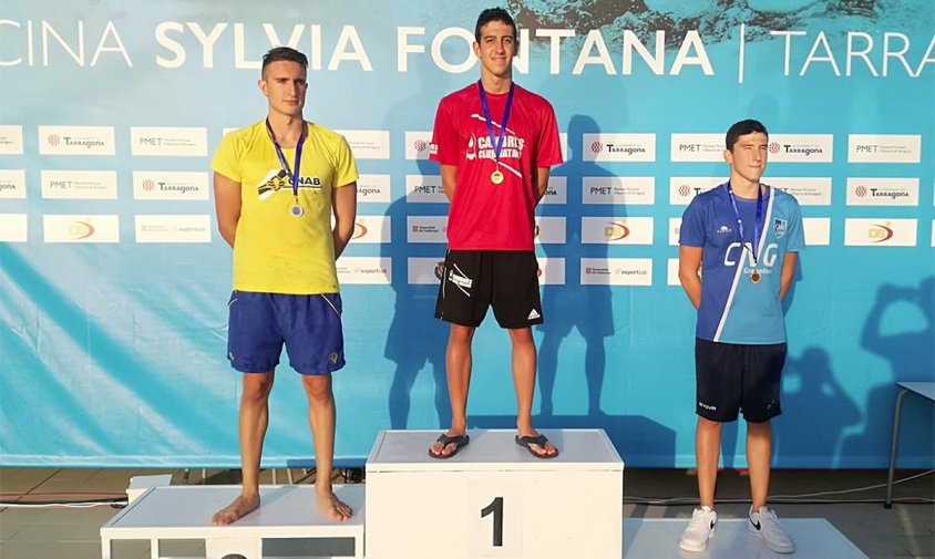 Daniel Atienza en la primera posició del podi a la prova dels 200 metres estils del campionat de Catalunya