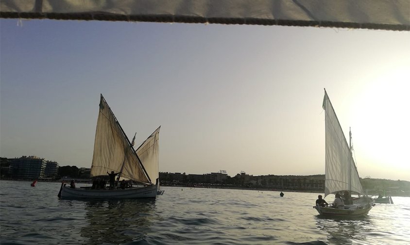 Imatge d'una de les sortides realitzades per les barques de l'Arjau Vela Llatina de Cambrils