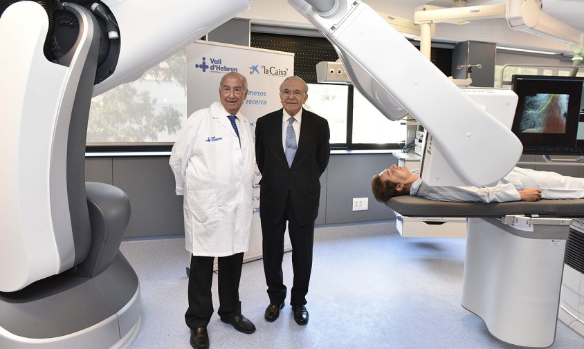 El Dr. Josep Ramon Armengol Miró, director de Wider-Barcelona, i Isidre Fainé, president de la Fundació Bancària ”la Caixa”, han signat un conveni de col·laboració per a la incorporació del robot Artis Pheno, i l’ampliació del Servei d’Endoscòpia Digestiv