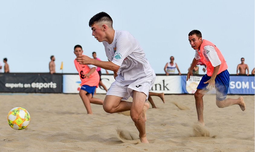 Imatge d'un dels partits de l'equip juvenil al campionat de Catalunya de futbol platja