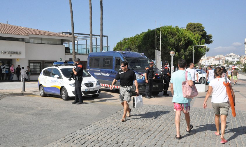 Presència policial al Club Nàutic Cambrils, l'endemà de l'atemptat, el 18 d'agost de 2017