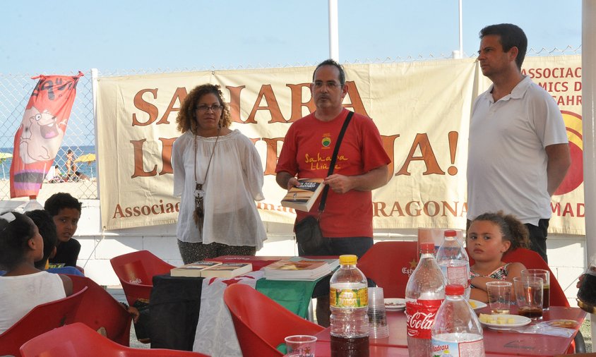 Acte de benvinguda als xiquets sahrauís, el passat divendres a l'Esquirol Park. D'esquerra a dreta: Hèléne Arcelin, Jaume Duran i Oliver Klein