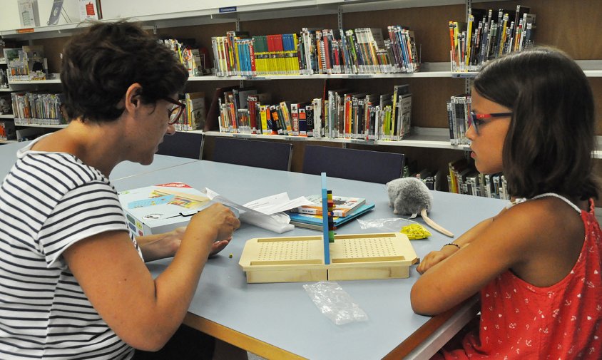 Imatge d'una de les activitats de lectura que proposa la Biblioteca, ahir al matí